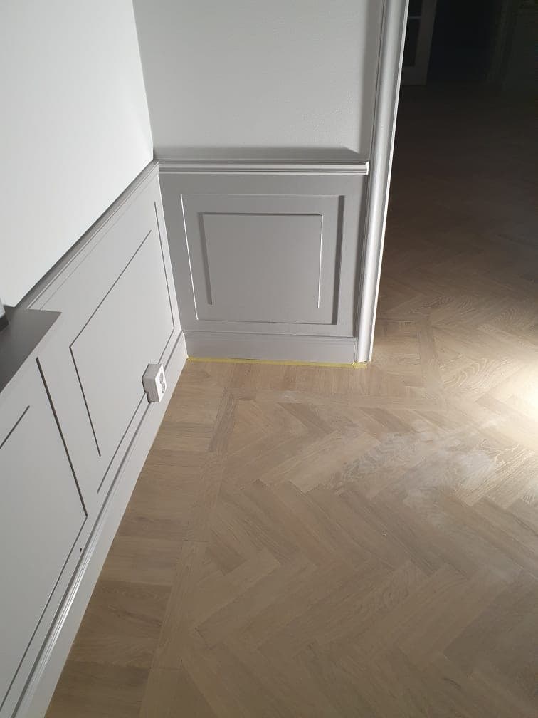 Närbild på målad bröstpanel och dörrfoder