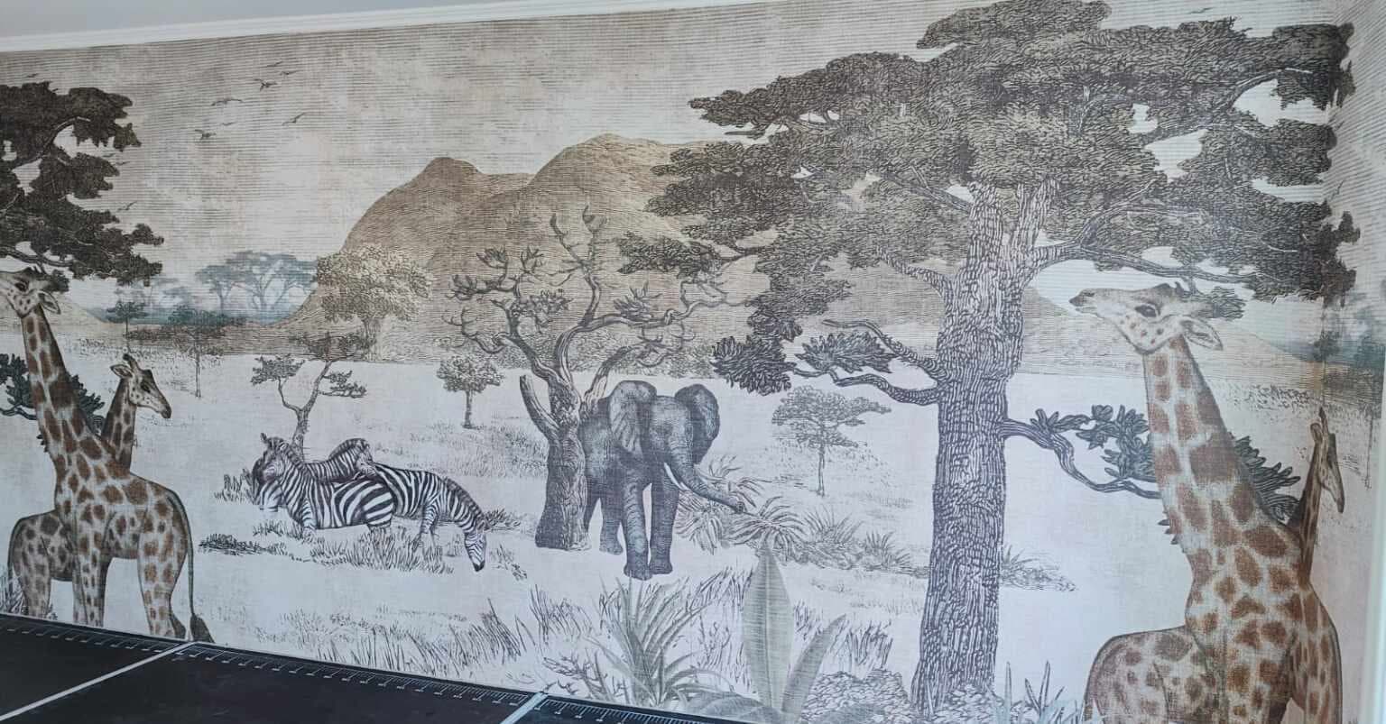 Fototapet med savannmotiv – giraffer, elefant och zebror
