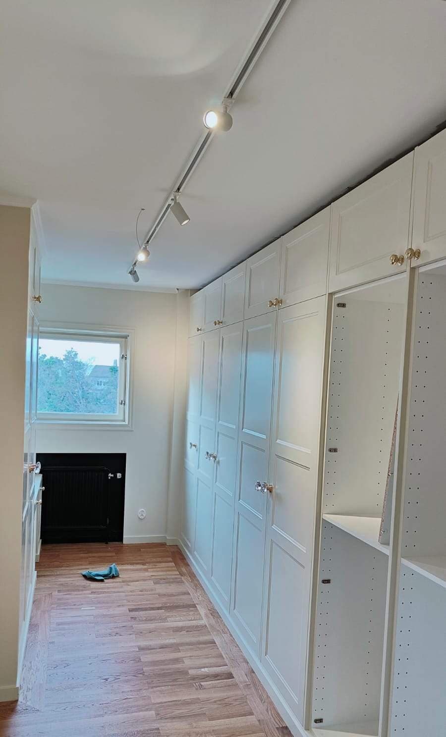 Walk-in closet med målade garderobsdörrar